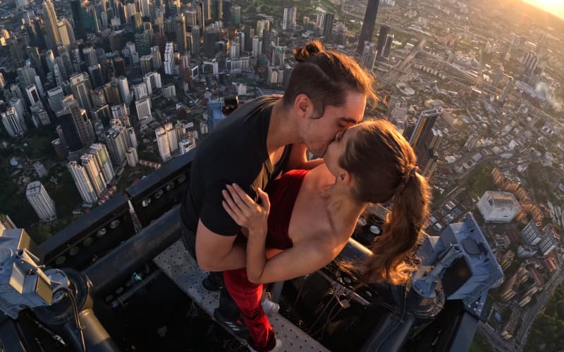 The death-defying couple who climb the world's tallest skyscrapers | RNZ