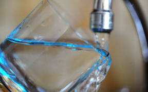 Tap water fills a glass on February 26, 2014 in Quimper, western of France. AFP PHOTO/FRED TANNEAU (Photo by Fred TANNEAU / AFP)