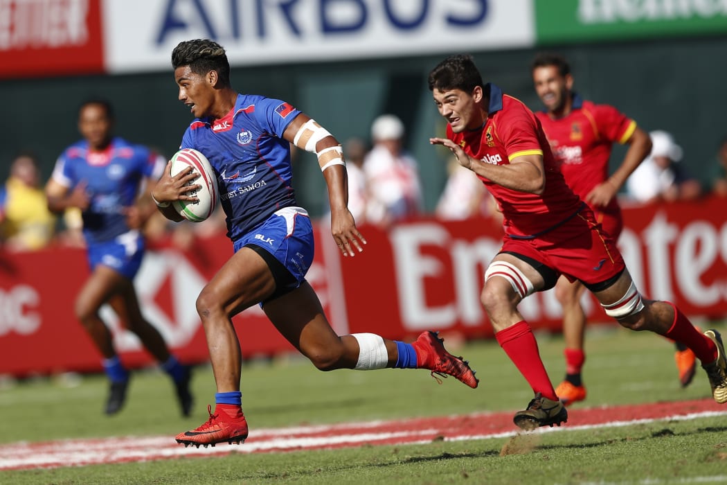 Samoa's Kirisimasi Savaiinaea cuts through the Spain defense in Dubai.