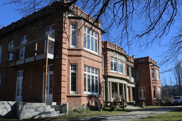 Earnscleugh Castle was built in the 1920s by Stephen Spain on land once owned by Sir William Fraser – now it’s getting a new lease of life a luxury dream home.