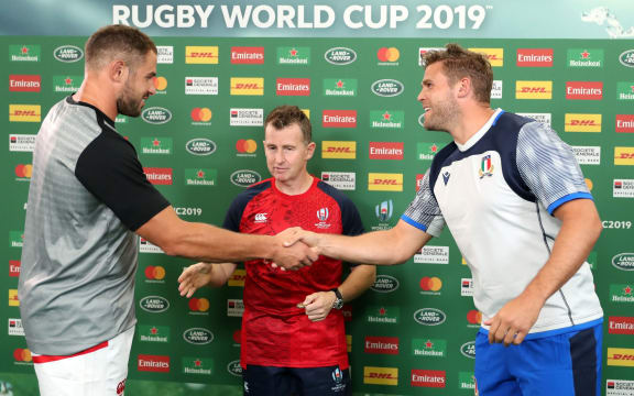 Captains Tyler Ardron (Canada) and Dean Budd (Italy) at the coin toss as referee Nigel Owens looks on.
Italy v Canada, Pool B match at Fukuoka Hakatanomori Stadium in Fukuoka City, Japan on 26th September 2019.
Copyright photo: David Ramos / World Rugby