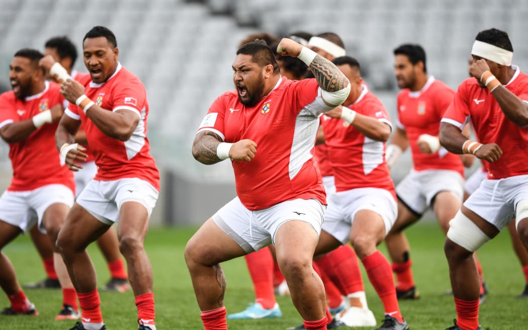 Ben Tameifuna and the 'Ikale Tahi perform the Sipi Tau
