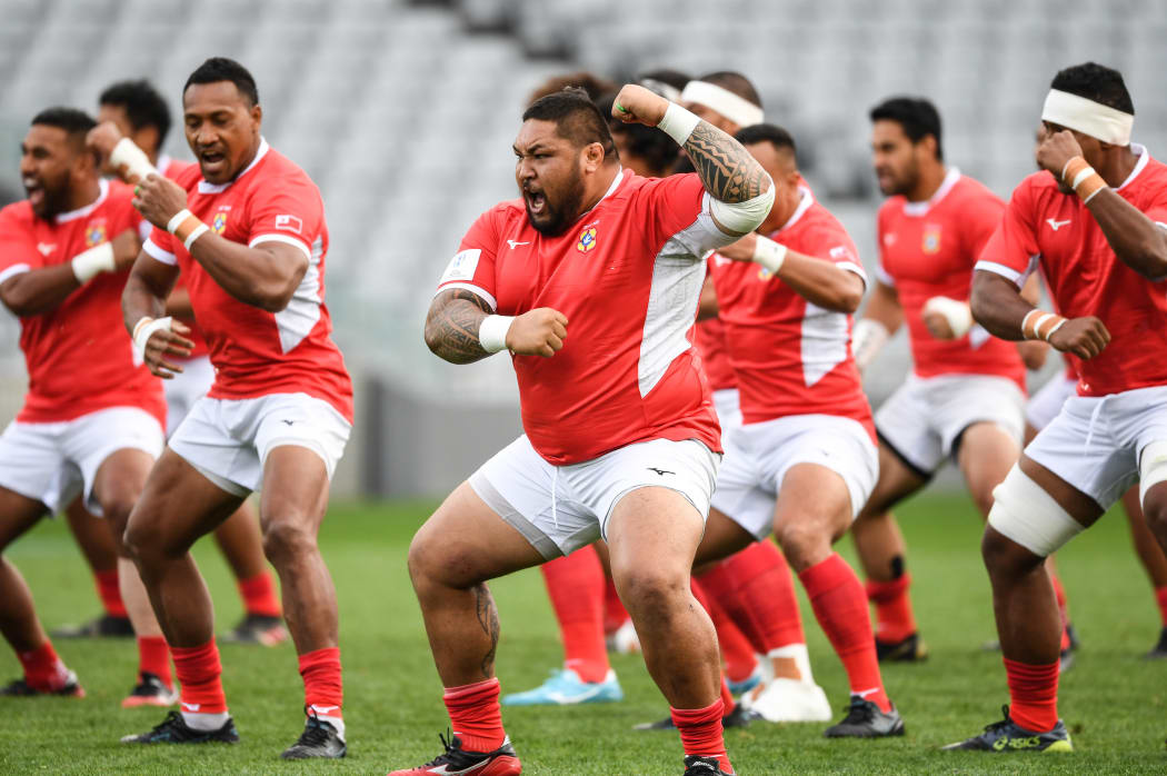 Ben Tameifuna and the 'Ikale Tahi perform the Sipi Tau