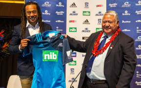Blues coach Tana Umaga presents a team jersey to Samoan Prime Minister Tuilaepa Sailele Malielegaoi.
