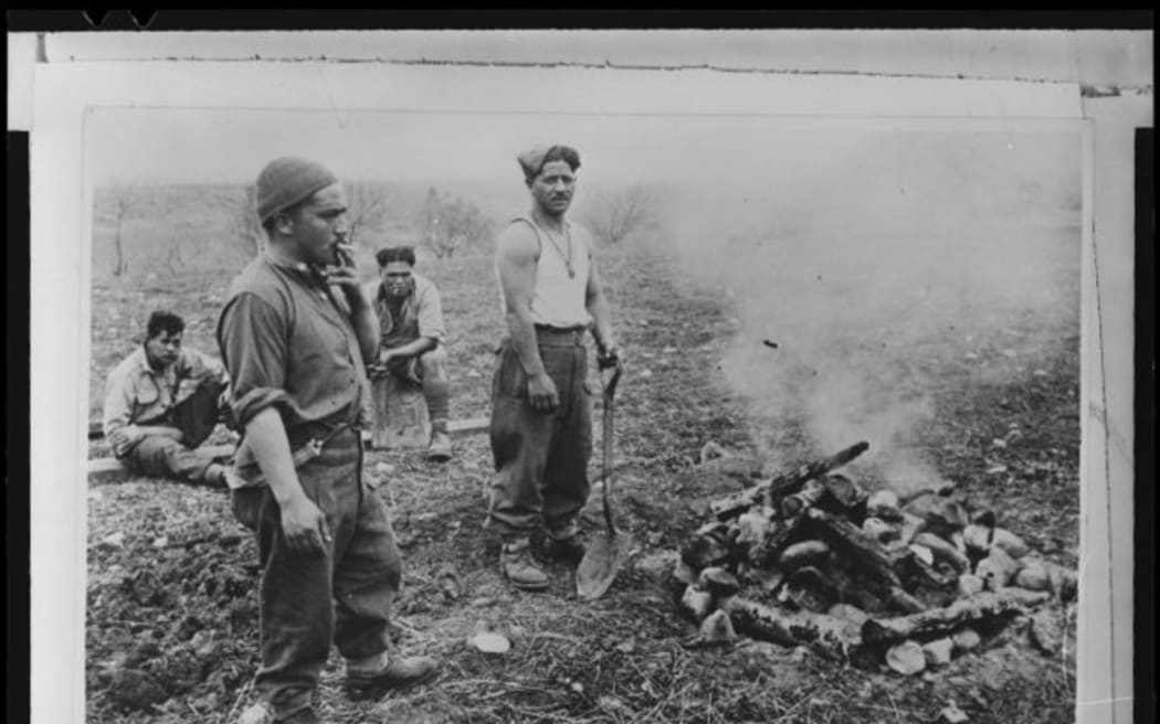 Men of the Māori Battalion preparing a hāngi in Italy, 1944