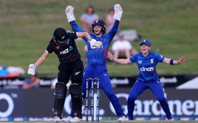England wicket keeper Amy Jones and England captain Heather Knight successfully appeal for an LBW decision against New Zealand's Melie Kerr, Hamilton 2024.