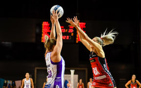 Jamie Hume of the Stars shoots over Jane Watson of the Tactix.