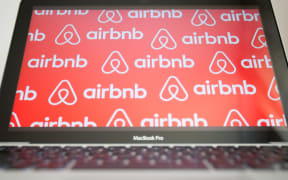 Airbnb logo