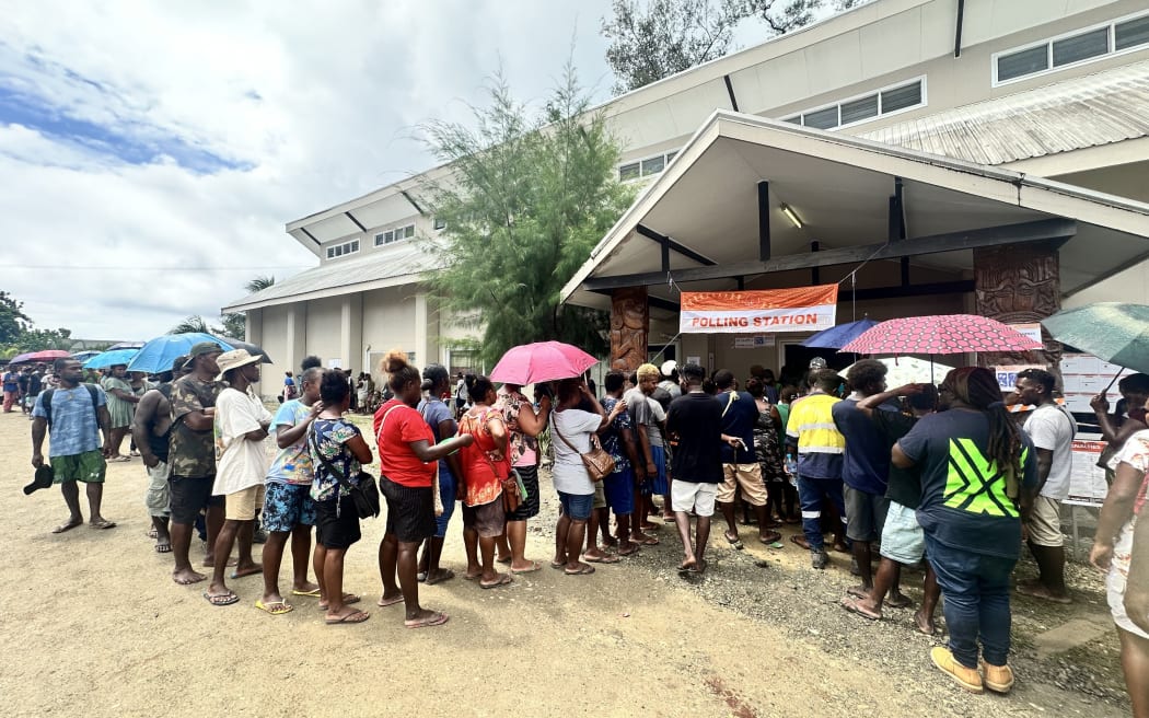 Obywatele Wysp Salomona ustawiają się w kolejce, aby oddać głos w Honiarze.  17 kwietnia 2024 r