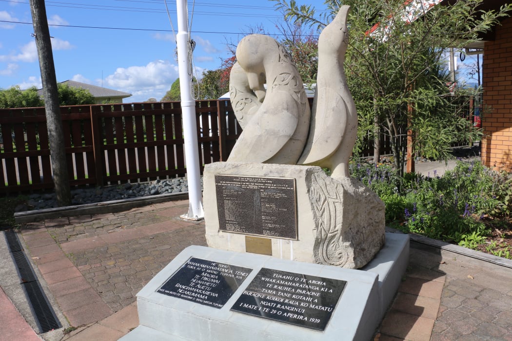 The memorial kohatu unveiled on ANZAC day 2015 at Huria Marae, by artist Whare Thompson.
