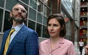 US Amanda Knox (C) arrives with her husband Christopher Robinson (L) at the courthouse in Florence, on June 5, 2024 before a hearing in a slander case, related to her jailing and later acquittal for the murder of her British roommate in 2007. The American was only 20 when she and her Italian then-boyfriend were arrested for the brutal killing of 21-year-old fellow student Meredith Kercher at the girls' shared home in Perugia. The murder began a long legal saga where Knox was found guilty, acquitted, found guilty again and finally cleared of all charges in 2015. (Photo by Tiziana FABI / AFP)