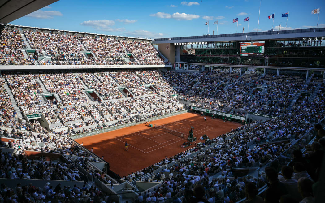 This photograph shows a view of Court Philippe-Chatrier as Germany's Alexander Zverev (Centre R) and Spain's Carlos Alcaraz compete in their men's singles final match on day fifteen of the French Open tennis tournament at the Roland Garros Complex in Paris on June 9, 2024. (Photo by Dimitar DILKOFF / AFP)