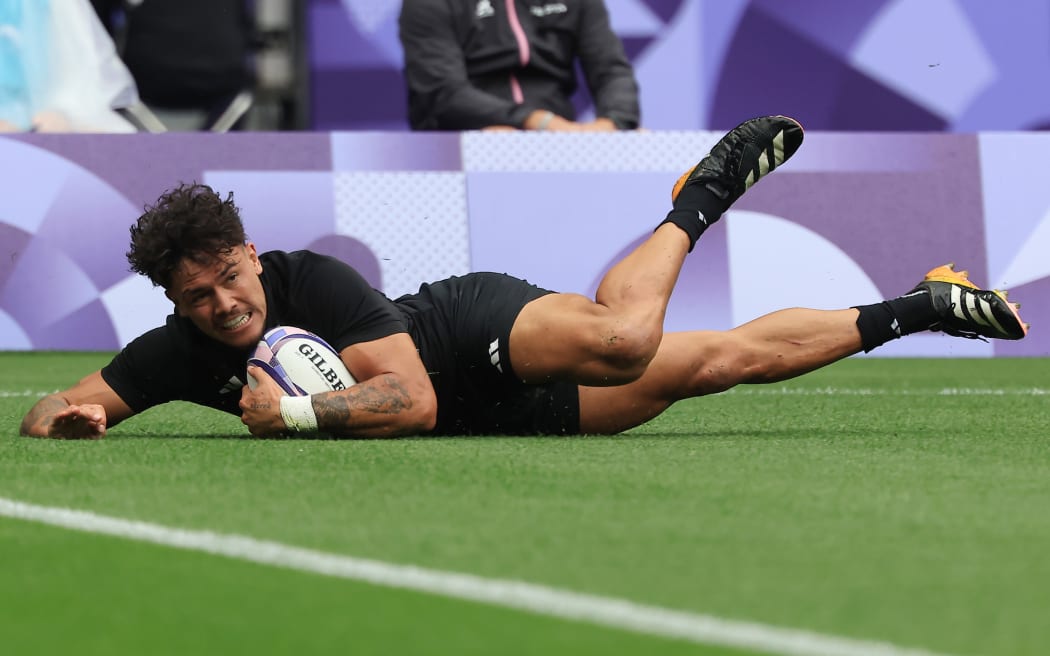 Moses Leo scores for New Zealand All Blacks Sevens v Argentina Men’s Rugby Sevens, Paris Olympics.