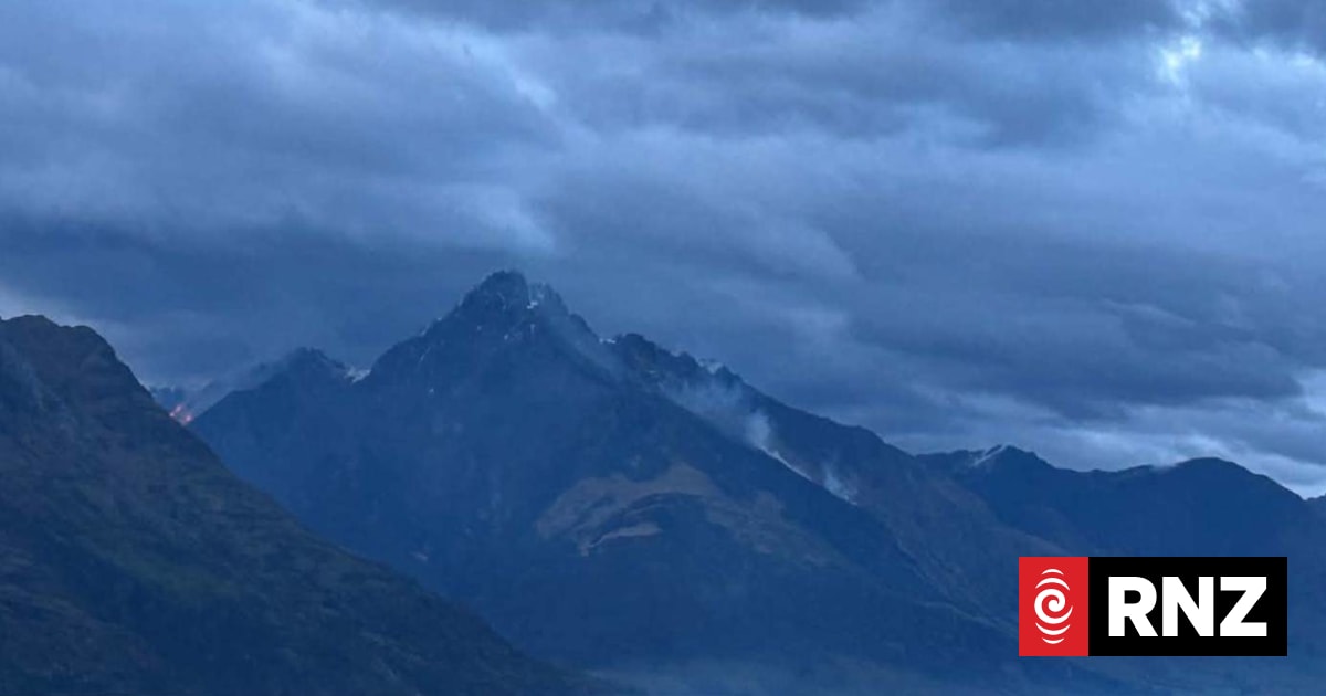 Scrub fire near Queenstown fully contained, firefighters stand down