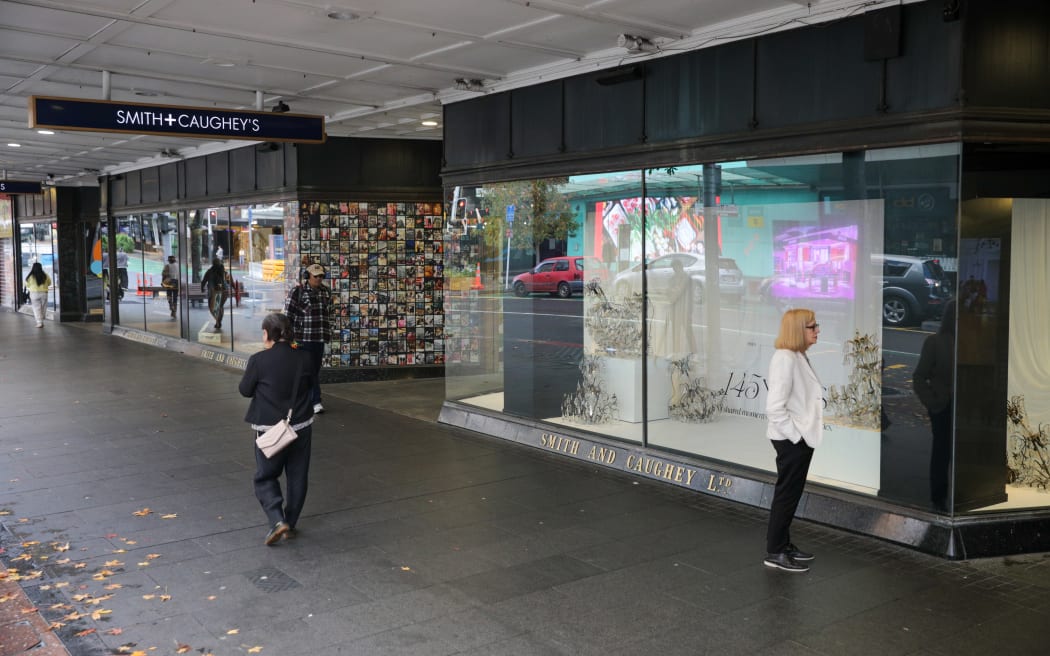 Smith & Caughey's - Queen St shop frontage with window displays
