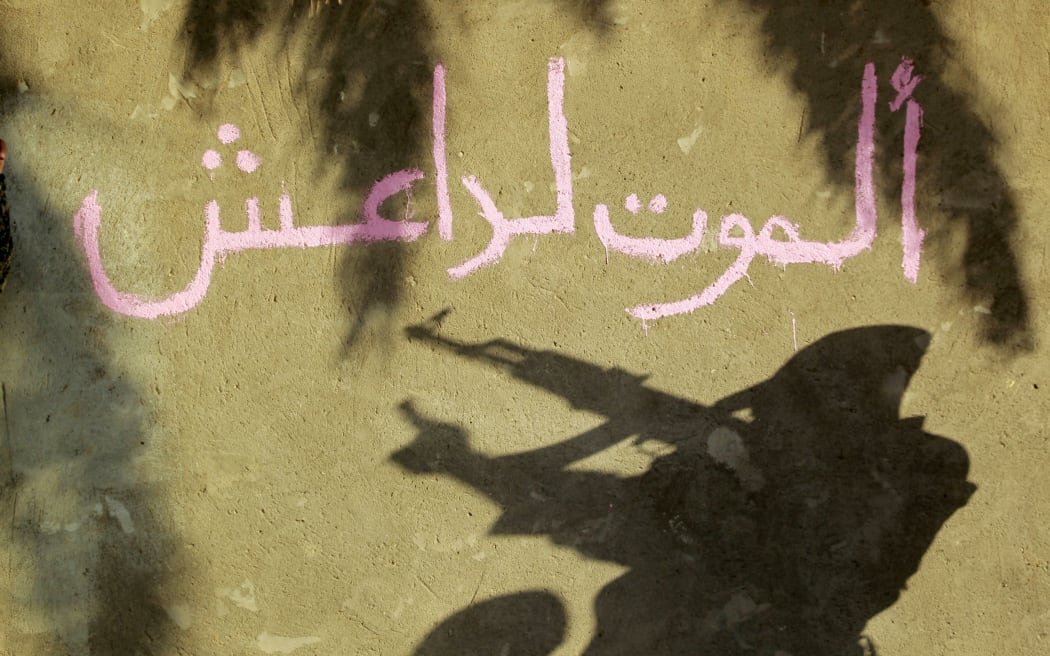 Arabic grafitti reads "Death to the Islamic State".