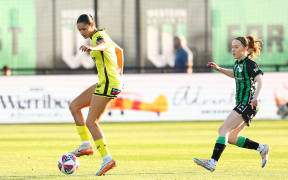 Grace Jale of Wellington Phoenix FC takes possession of the ball during the A-League Women Round 1 match between Western United and the Wellington Phoenix at Ironbark Fields in Bathurst, Friday, November 1, 2024. (AAP Image/Morgan Hancock/ Phottosport)