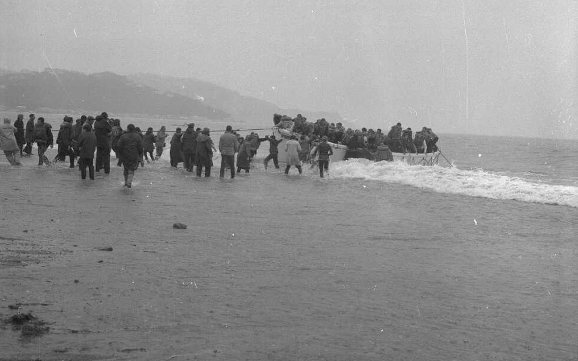 Lifeboat from ship Wahine landing passengers and crew on Seatoun beach, after the ship sank on 10 April 1968, photographed by an Evening Post staff photographer.
