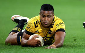 Julia Savea scores for the Hurricanes.