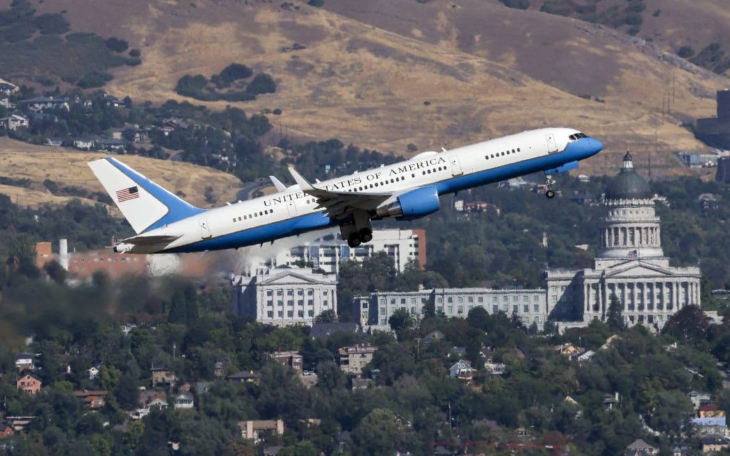 Air Force Two carrying US Vice President JD Vance flies past the Utah State Capitol while departing from Salt Lake City International Airport in Salt Lake City, Utah on September 11, 2025. Vance arrived to visit the family of Charlie Kirk, a source familiar with the plans said, after the right-wing influencer was murdered while speaking at a university in the state. The gunman who shot dead US right-wing youth leader Charlie Kirk in a targeted killing remained at large Thursday but authorities said they have video images of the suspect and have recovered a "high-powered" rifle. Kirk, a 31-year-old superstar on the Republican right who was credited with helping Donald Trump return to the presidency last year, was shot while addressing a large crowd at Utah Valley University on Wednesday. (Photo by Patrick T. Fallon / AFP)