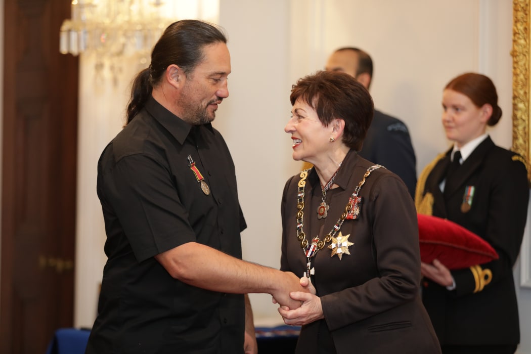 Zane Paki recieves his medal from Dame Patsy Reddy.