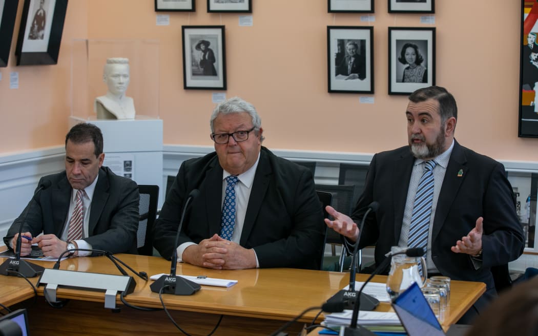 Speaker Gerry Brownlee, Parliamentary Service CE Rafael Gonzalez-Montero, and Clerk David Wilson joined the Governance and Administration Committee for the Estimates hearing of the two Parliamentary agencies.