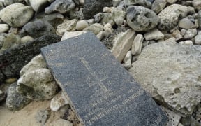 A headstone of a Cook Islands soldier who served in the First World War is found washed up on the beach.