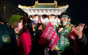 Taiwan, Taipei, january 11 2024, supporters of William Lai s Democratic Progressive Party (DPP) (Lai Ching-Te), before a meeting in Taipei, show their support with caps and flags bearing the slogan Team Taiwan. Photograph by Jimmy Beunardeau / Hans Lucas. Taiwan, Taipei, 11 janvier 2024, supporters du Parti democrate progressiste (DPP) de William Lai (Lai Ching-Te), avant un meeting a Taipei, montrent leur soutien avec des casquettes et drapeaux a l effigie du slogan Team Taiwan. Photographie de Jimmy Beunardeau / Hans Lucas. (Photo by Jimmy Beunardeau / Hans Lucas / Hans Lucas via AFP)