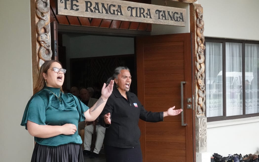 Kaikaranga welcome Treaty Negotiations Minister Paul Goldsmith into the whare.