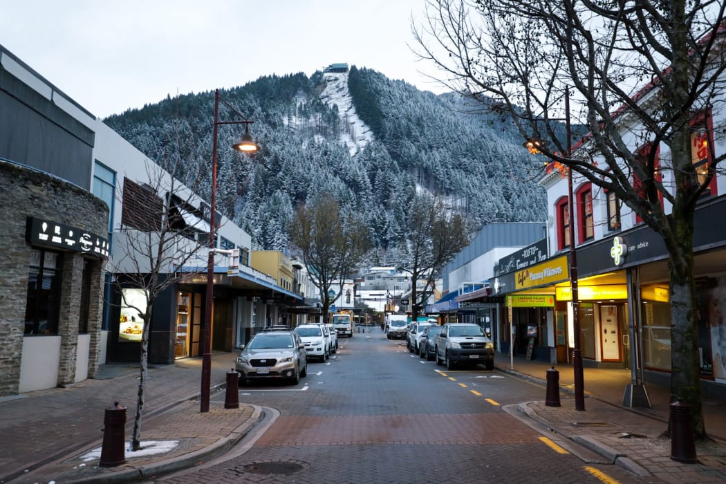 South Island residents are waking up to a white blanket of snow as a cold blast works its way up the country.