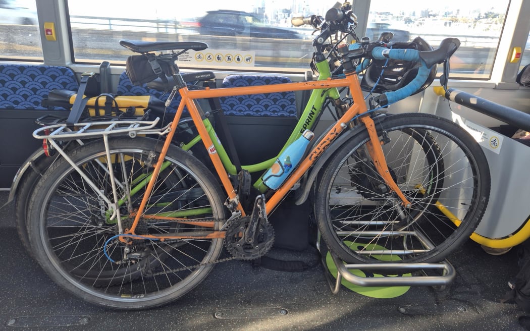 Auckland buses are to get bike racks so that cyclists can commute across the harbour bridge.