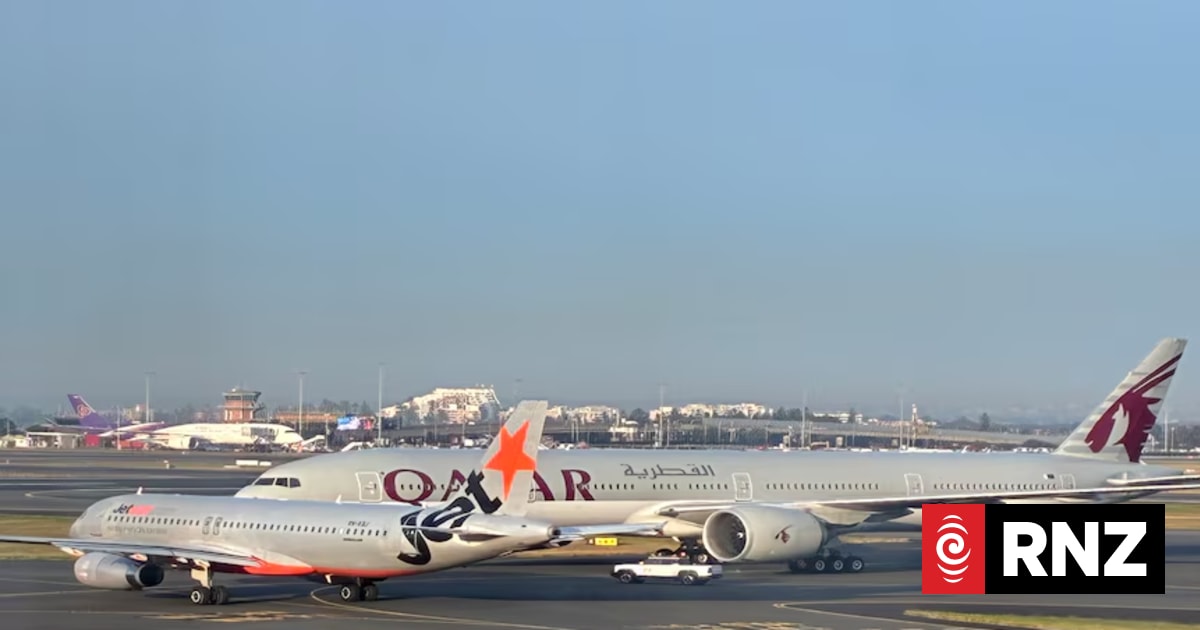 A Jetstar flight had to brake on the tarmac of Sydney Airport to avoid colliding with a Qatar Airlines flight this morning