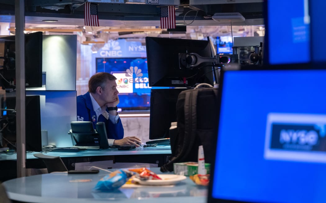 NEW YORK, NEW YORK - APRIL 10: Traders work on the floor of the New York Stock Exchange (NYSE) on April 10, 2025 in New York City. Despite U.S. President Donald Trump's declared 90-day tariff pause for many countries, uncertainty remains in global trade, with the Dow and other international markets falling steeply again.   Spencer Platt/Getty Images/AFP (Photo by SPENCER PLATT / GETTY IMAGES NORTH AMERICA / Getty Images via AFP)