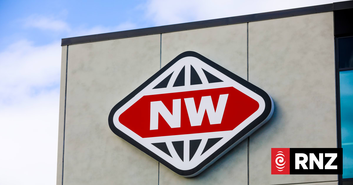 New World supermarkets in Auckland, Wellington closed due to 'pricing issue'