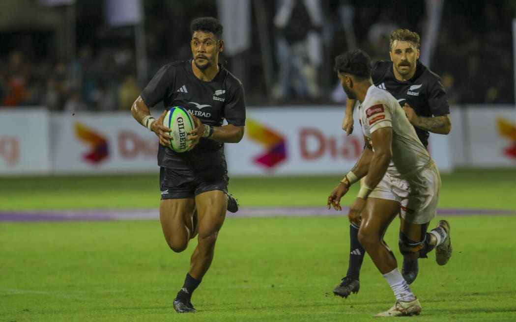 Pasia Asiata runs the ball for the New Zealand Under 85kg v Sri Lanka Tuskers, Race Course Grounds, Colombo.