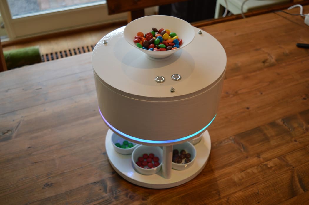 Willem Pennings designed and built a machine that separates Skittles and M&M's by colour.
