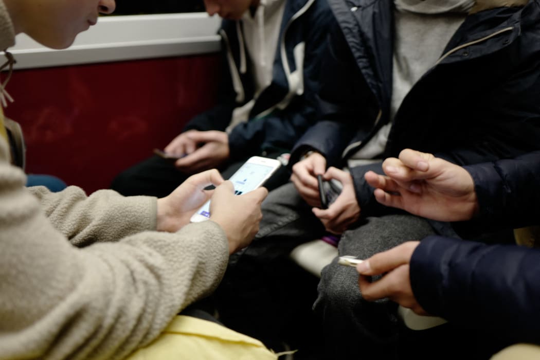 Paris - Teenagers play on their mobile phones in the subway. Photo Eric Beracassat/Hans Lucas
Paris - Des adolescents jouent sur leurs tlphones dans le mtro. Photo Eric Beracassat/Hans Lucas (Photo by Eric Beracassat / Hans Lucas / Hans Lucas via AFP)