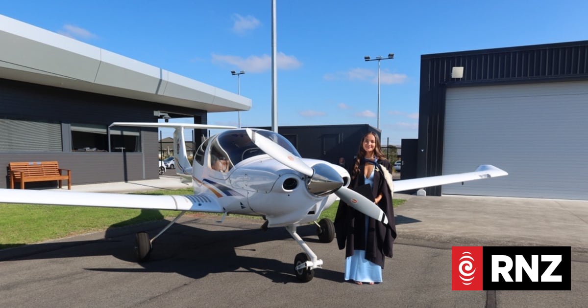 'The views will always win': Meet Air Rarotonga’s first female pilot | RNZ