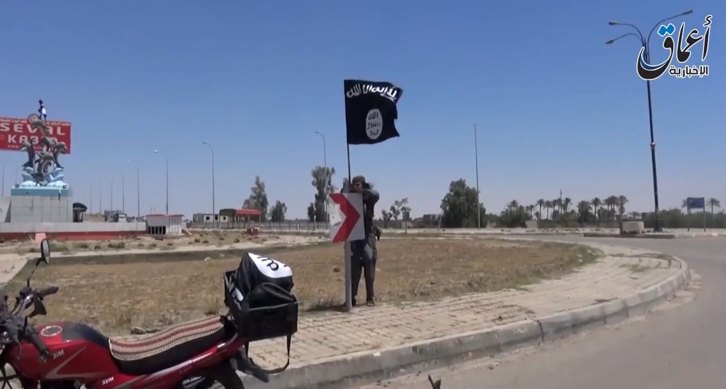 An image grab taken from a video uploaded on 18 May 2015 purportedly shows an IS flag in Ramadi.