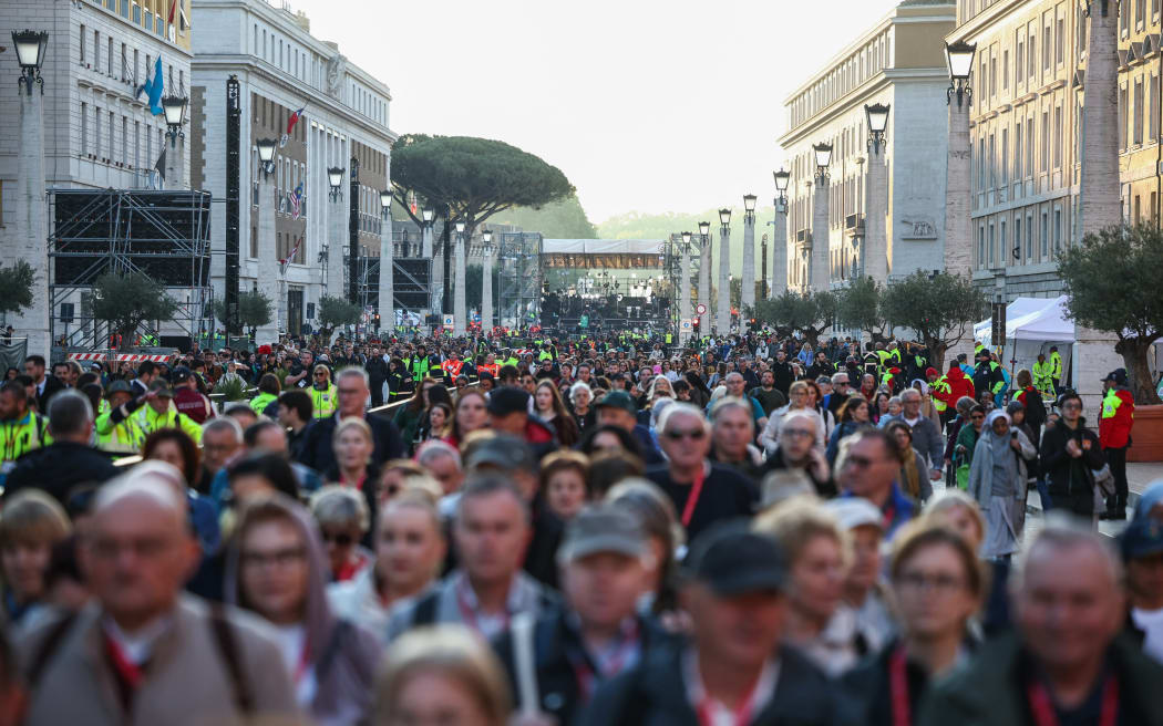 People queue on the Via della Conciliazione street ahead of late Pope Francis' funeral near the Vatican, in Rome on April 26, 2025. Pope Francis, champion of the poor and the Church's first Latin American leader, will be honoured April 26 with a funeral attended by world leaders and tens of thousands of Catholic faithful. The Argentine pontiff, who died on April 21, 2025, aged 88, sought to create a more open-minded Church during his 12-year papacy, and many emotional tributes have been made -- with 250,000 people paying respects at his coffin in St Peter's Basilica. (Photo by HENRY NICHOLLS / AFP)