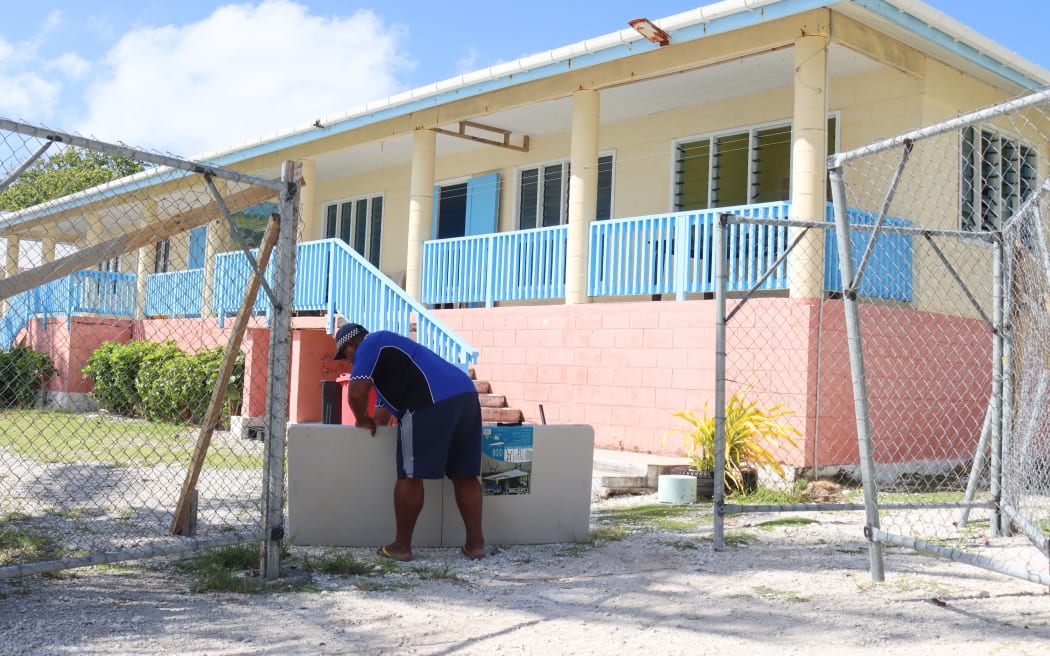 Constable Viliamu setting up table for food drop off Nukunonu