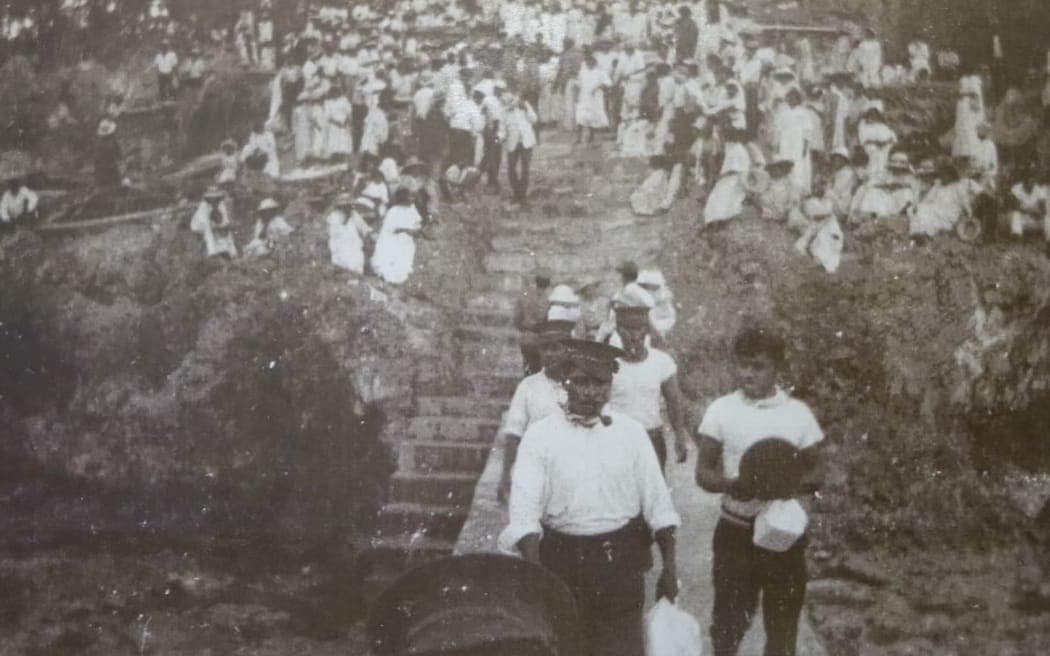Niuean men prepare to leave Niue for WW1