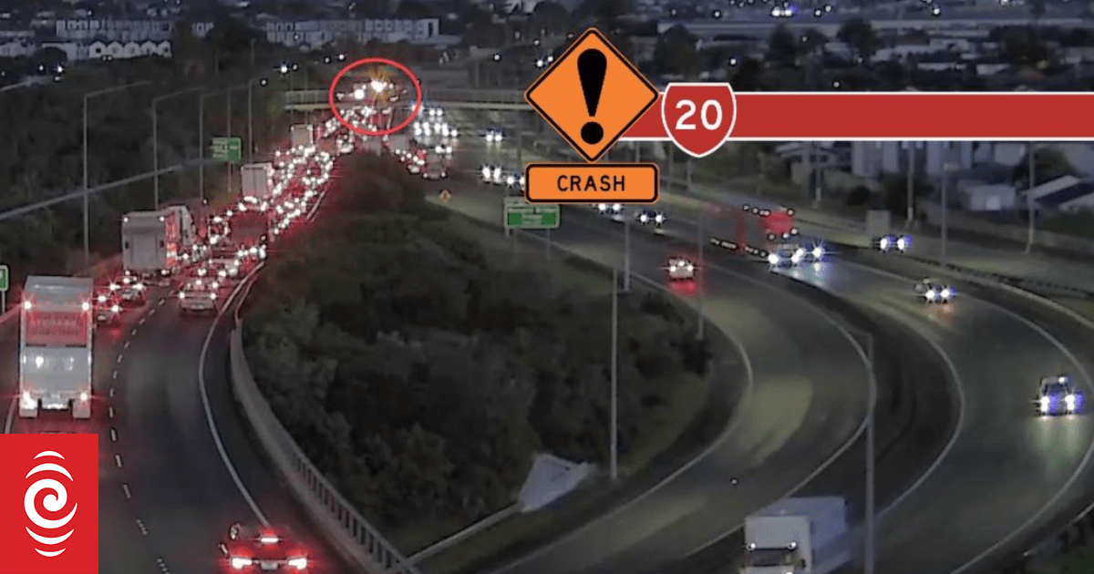 Person critically hurt as crash closes part of Auckland's SH20