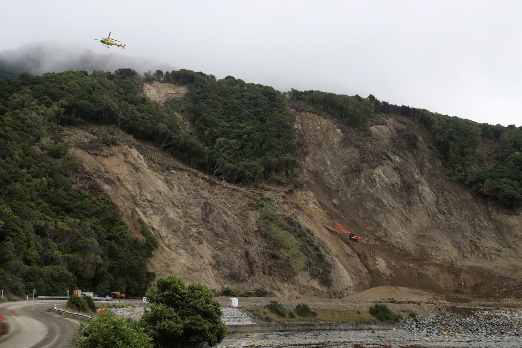 The NZ Transport Agency has about 400 staff on site to repair SH1, Civil Defence Minister Nathan Guy said on 10 May 2017.