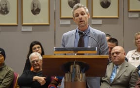 Jame Kemp speaks about flouride at a New Plymouth council meeting .