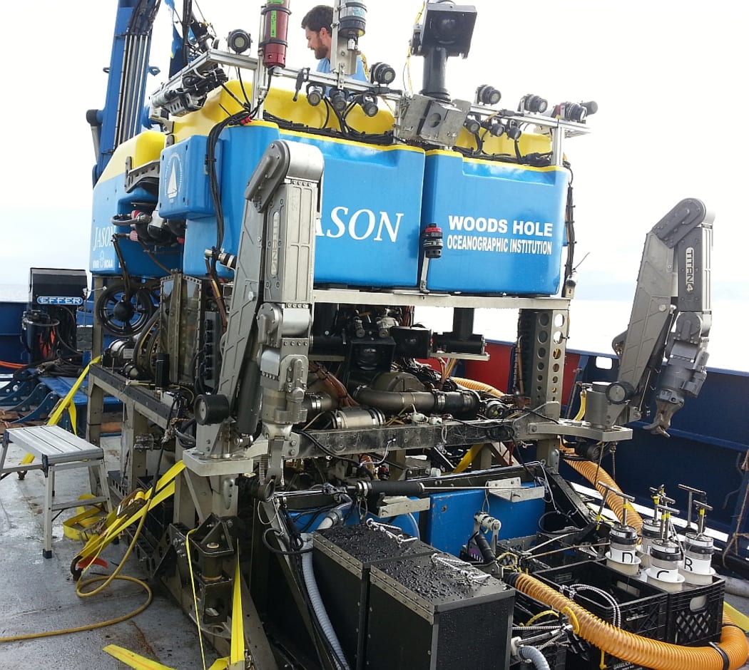 The remote-operated vehicle (ROV) Jason is operated from the ship, and can take photos and collects samples.