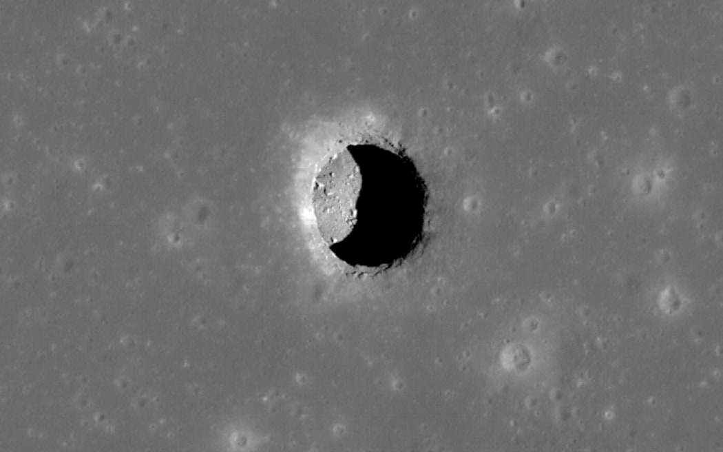 Esta es una espectacular vista a la altura del sol del cráter Mare Tranquillitatis que revela rocas sobre un suelo liso.  Esta imagen de la cámara de ángulo estrecho LRO tiene 400 metros (1312 pies) de ancho y el norte está hacia arriba.