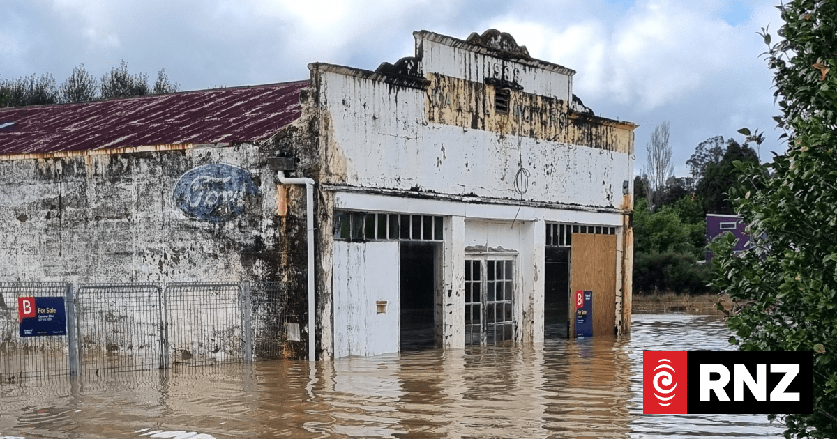 Night-time escapes from floodwaters: Mayor says better warnings needed