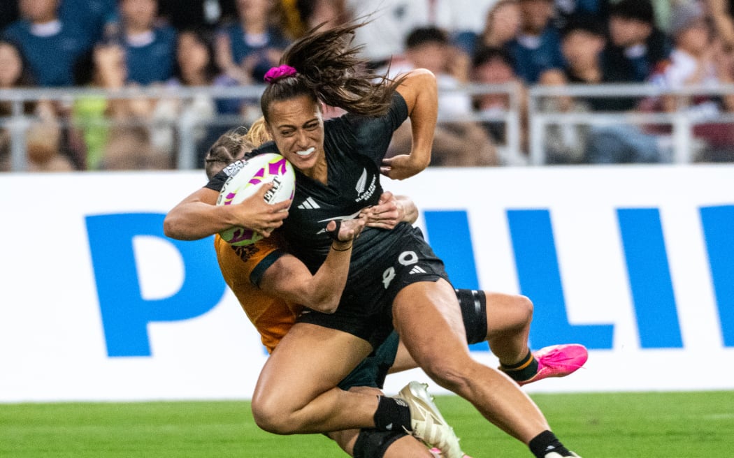 Black Ferns Sevens substitute Kelsey Teneti takes on the Australia defence in the final of the Singapore Sevens, won by New Zealand 31-7.