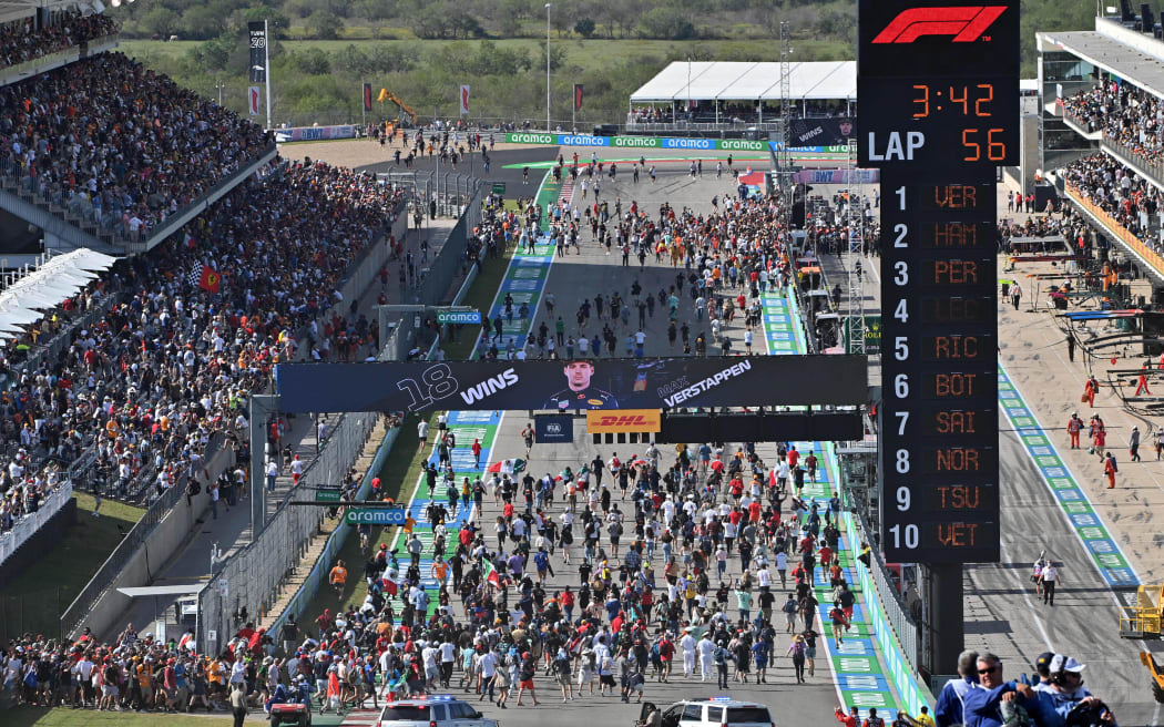 Aficionados en la recta final del Circuito de las Américas tras la carrera de F1